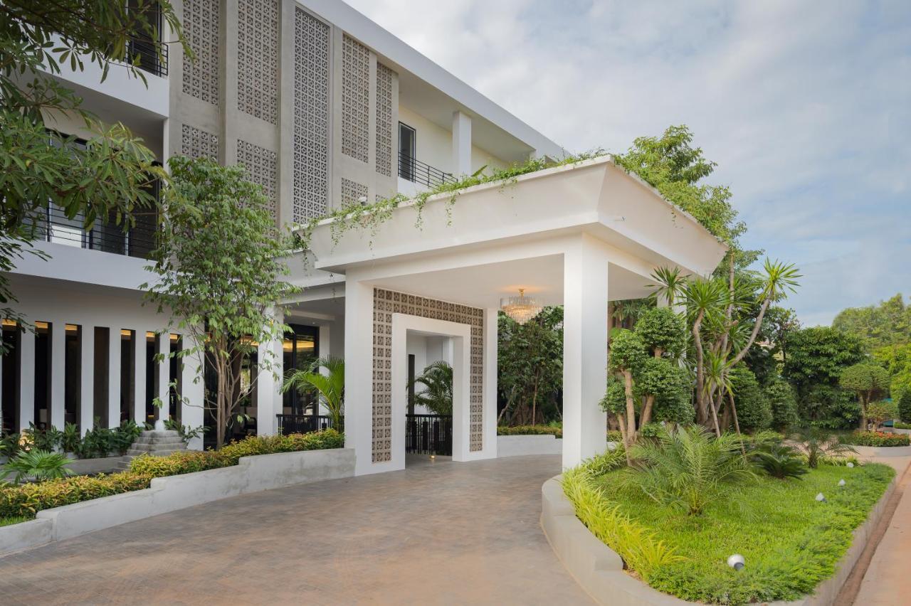 Eightfold Urban Resort Siem Reap Exterior photo The hotel's entrance