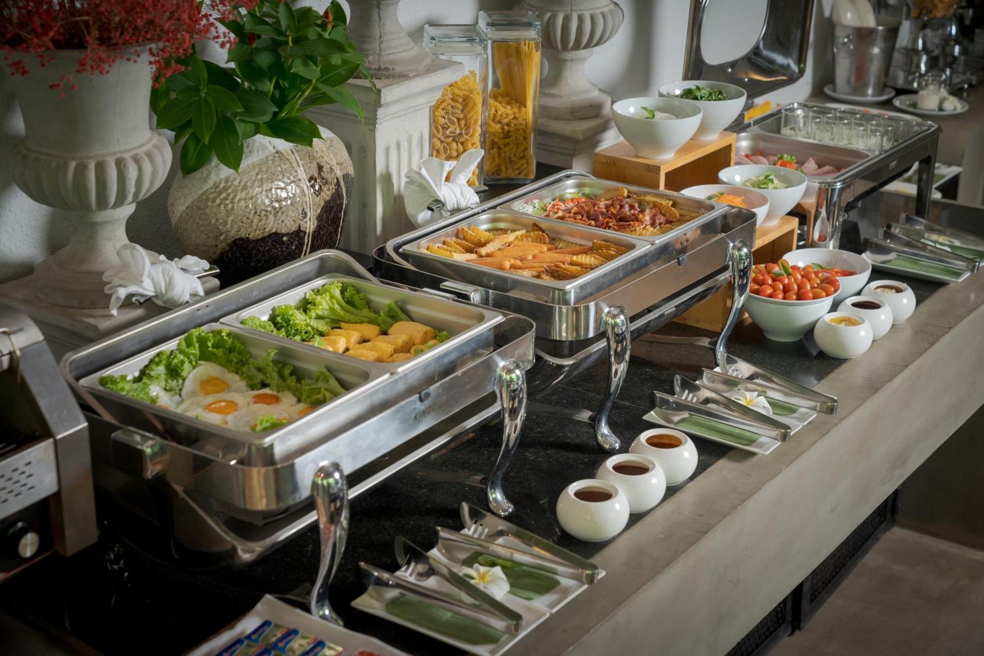 Eightfold Urban Resort Siem Reap Exterior photo A buffet at a hotel