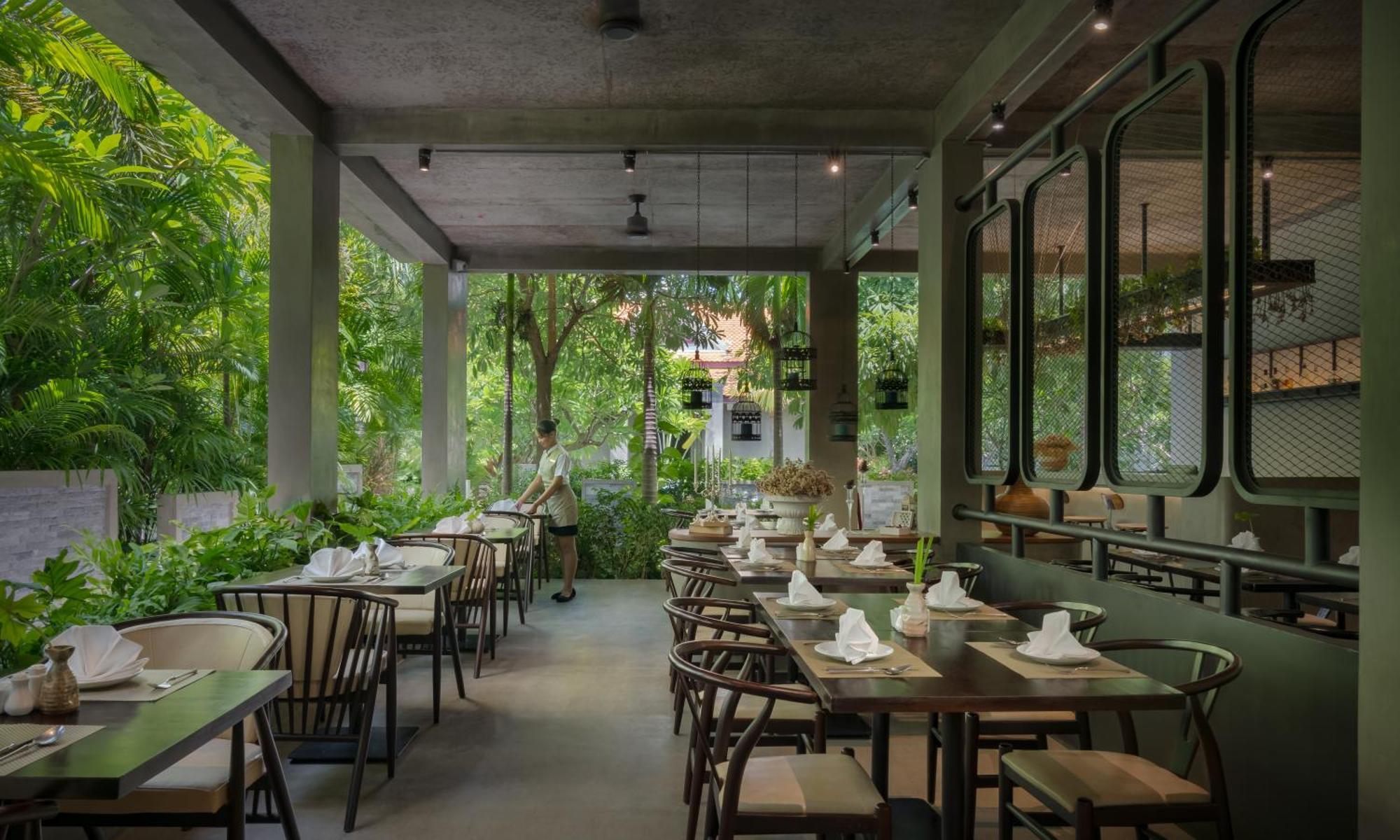 Eightfold Urban Resort Siem Reap Exterior photo Restaurant interior