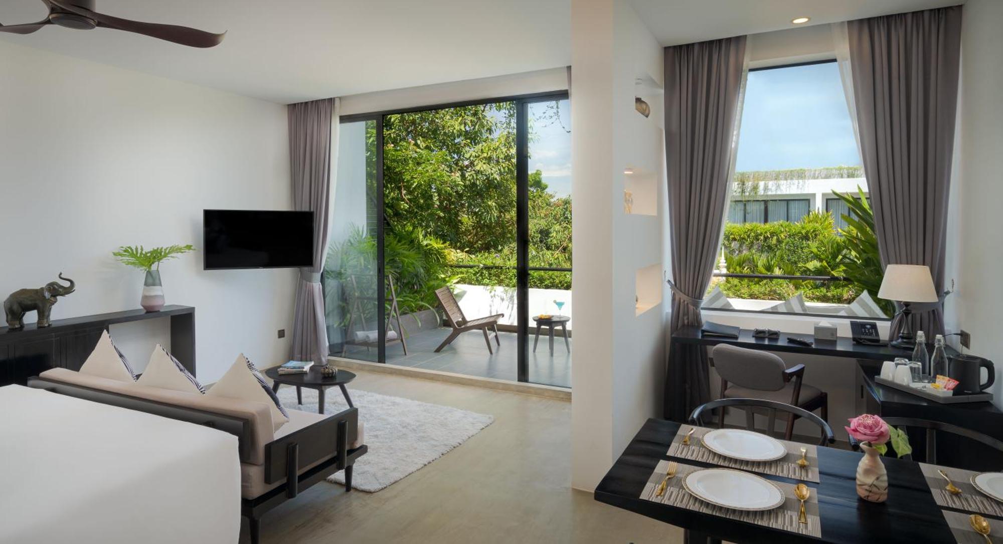 Eightfold Urban Resort Siem Reap Exterior photo A living room at the hotel